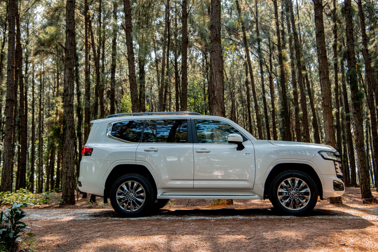 Toyota Land Cruiser 300 HEV ra mắt Việt Nam: Gi&aacute; 4,71 tỷ đồng, mạnh 457 m&atilde; lực, 100km 'uống' 10 l&iacute;t xăng - Ảnh 2.