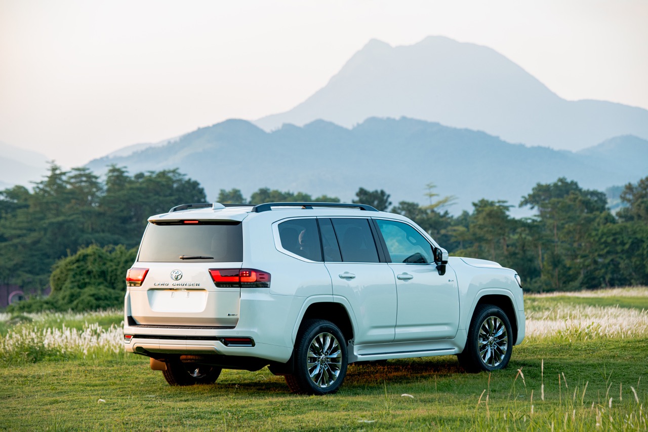 Toyota Land Cruiser 300 HEV ra mắt Việt Nam: Gi&aacute; 4,71 tỷ đồng, mạnh 457 m&atilde; lực, 100km 'uống' 10 l&iacute;t xăng - Ảnh 5.