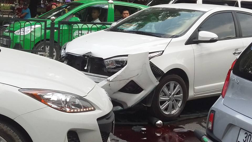 Hà Nội: Toyota Yaris lao sang làn đường đối diện, gây náo loạn đường phố