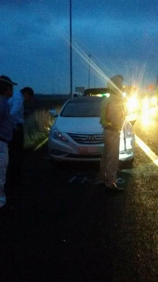 
Chiếc Hyundai Sonata bị vạ lây trong vụ tai nạn liên hoàn. Ảnh: Bạn Hữu Đường Xa
