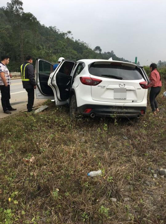 Mazda CX-5 đâm xuyên ta-luy trên cao tốc Nội Bài - Lào Cai, nữ tài xế gãy chân - Ảnh 1.