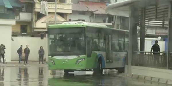 
Xe buýt chạy thử trong bến xe Kim Mã sáng nay
