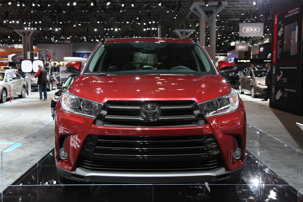 SUV gia đình Toyota Highlander 2017 tăng giá nhẹ