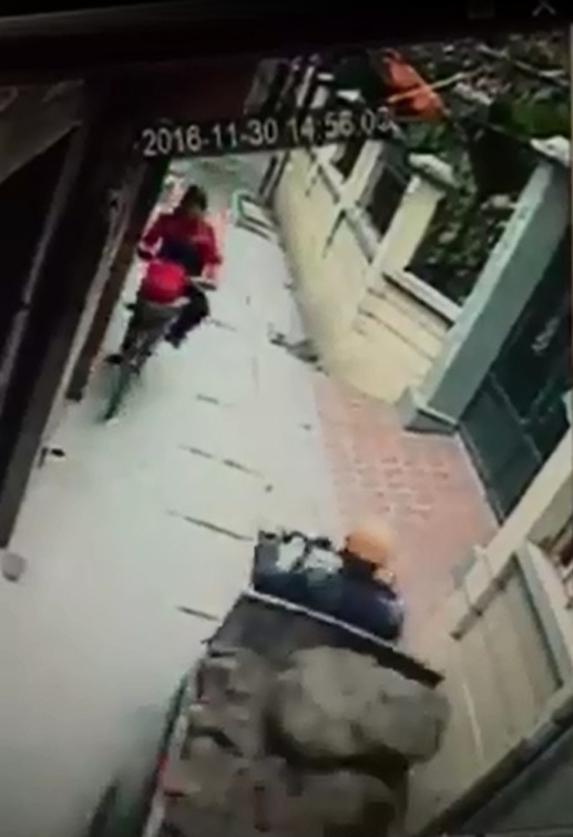 Thót tim với video bé trai ngã từ trên xe đạp xuống đường, suýt bị công nông cán tại Hà Nội - Ảnh 2.