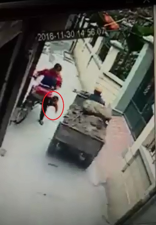 Thót tim với video bé trai ngã từ trên xe đạp xuống đường, suýt bị công nông cán tại Hà Nội - Ảnh 3.