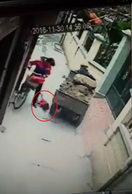 Thót tim với video bé trai ngã từ trên xe đạp xuống đường, suýt bị công nông cán tại Hà Nội - Ảnh 4.