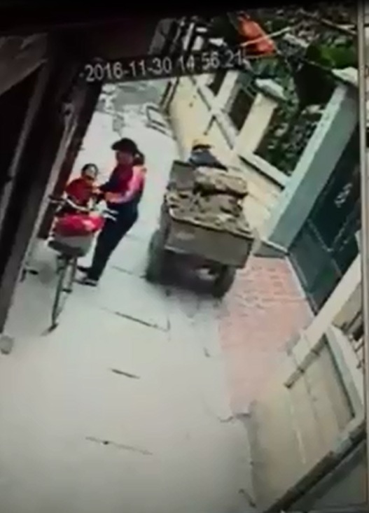 Thót tim với video bé trai ngã từ trên xe đạp xuống đường, suýt bị công nông cán tại Hà Nội - Ảnh 5.