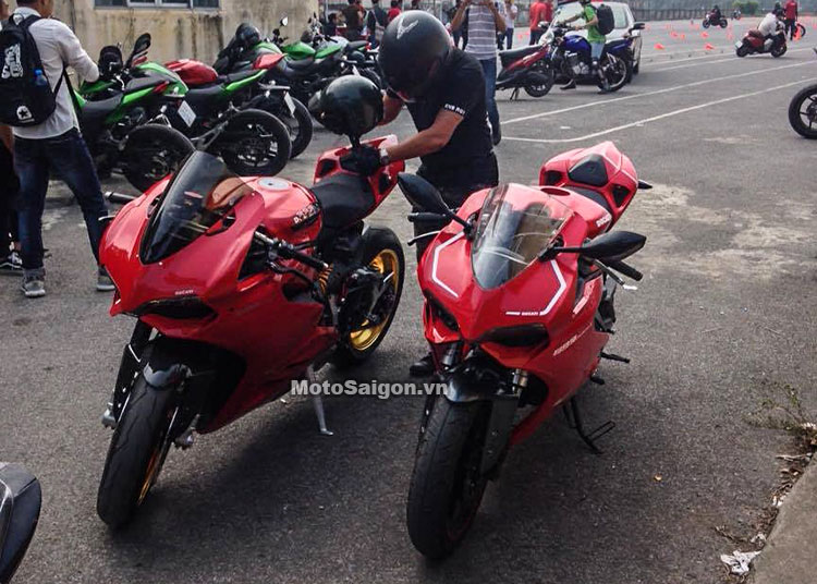  Ducati 899 Panigale phi&ecirc;n bản l&ecirc;n d&agrave;n &aacute;o đứng cạnh xe xịn (b&ecirc;n tr&aacute;i). 