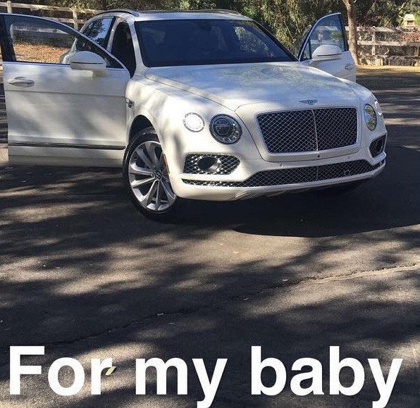 
Chiếc Bentley Bentayga màu trắng muốt mà Kylie Jenner tặng cho Tyga.
