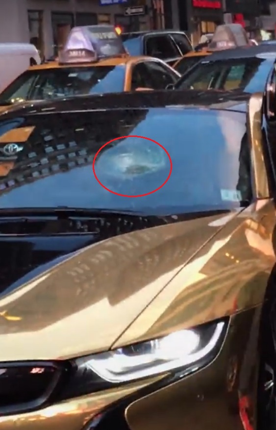 
Kính chắn gió của chiếc BMW i8 bị vỡ một mảng. Ảnh cắt từ video
