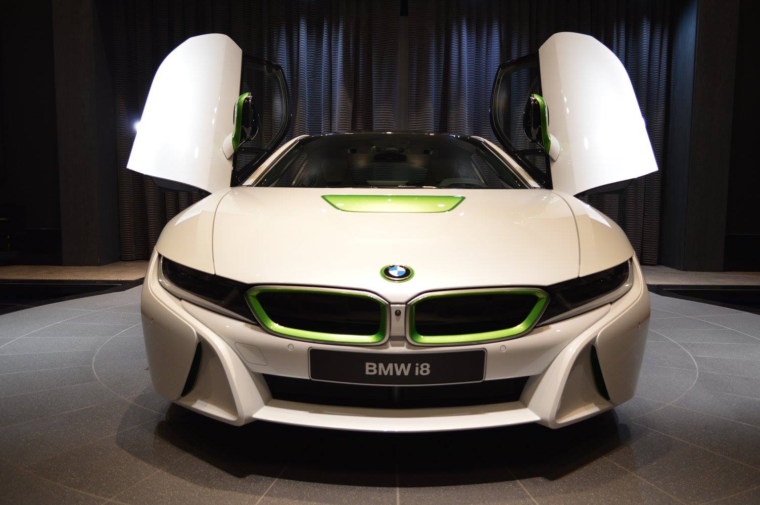 BMW i8 màu trắng-xanh cốm lạ mắt cho các đại gia Trung Đông