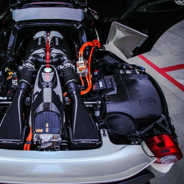 Xem tay lái thử chuyên nghiệp của Ferrari phá LaFerrari mui trần trị giá 45,5 tỷ Đồng - Ảnh 5. Xem tay lái thử chuyên nghiệp của Ferrari phá LaFerrari mui trần trị giá 45,5 tỷ Đồng - Ảnh 5.