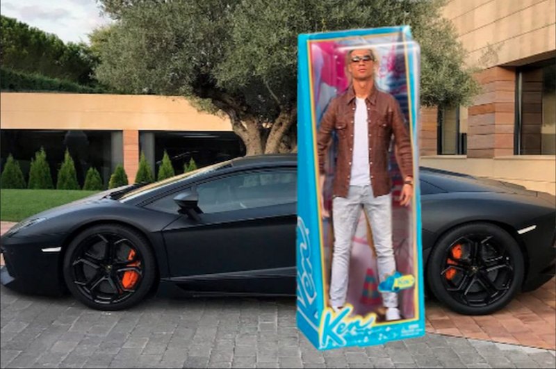 Cristiano Ronaldo bị chế ảnh vì tạo dáng cứng đơ bên Lamborghini Aventador