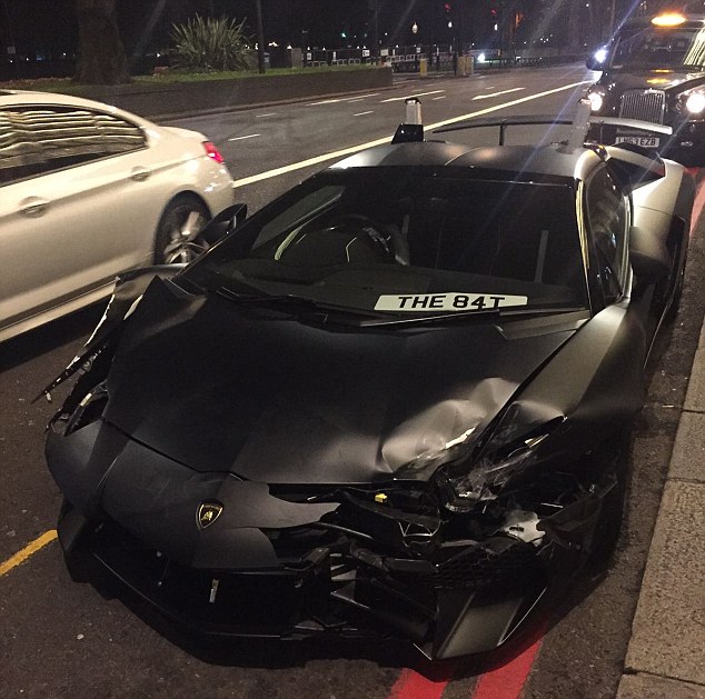 Khoảnh khắc Lamborghini Aventador SV Roadster gây tai nạn khi đua với Bentley - Ảnh 3.