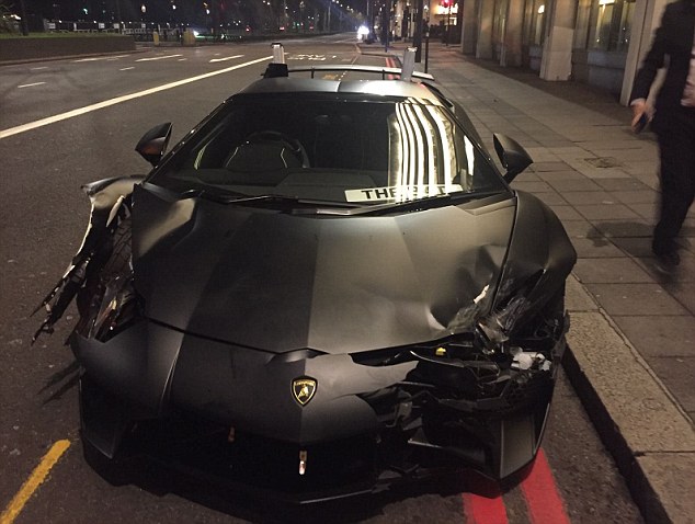 Khoảnh khắc Lamborghini Aventador SV Roadster gây tai nạn khi đua với Bentley - Ảnh 4.