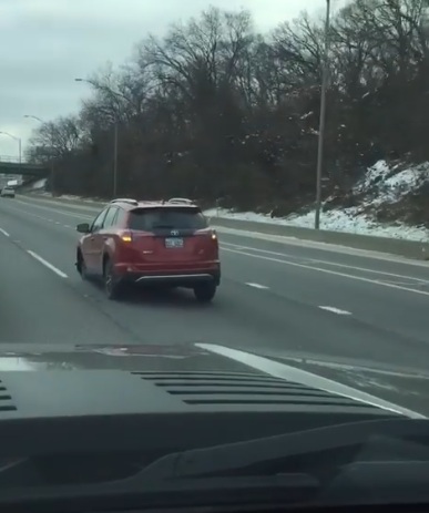 
Chiếc Toyota RAV4 màu đỏ chạy như bình thường trên đường. Ảnh cắt từ video
