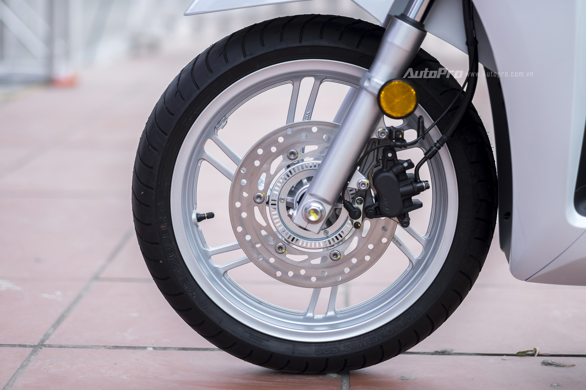  V&agrave; tất nhi&ecirc;n, Honda SH 300i cũng được trang bị hệ thống chống b&oacute; cứng phanh ABS tr&ecirc;n cả hai b&aacute;nh xe trước v&agrave; sau. 