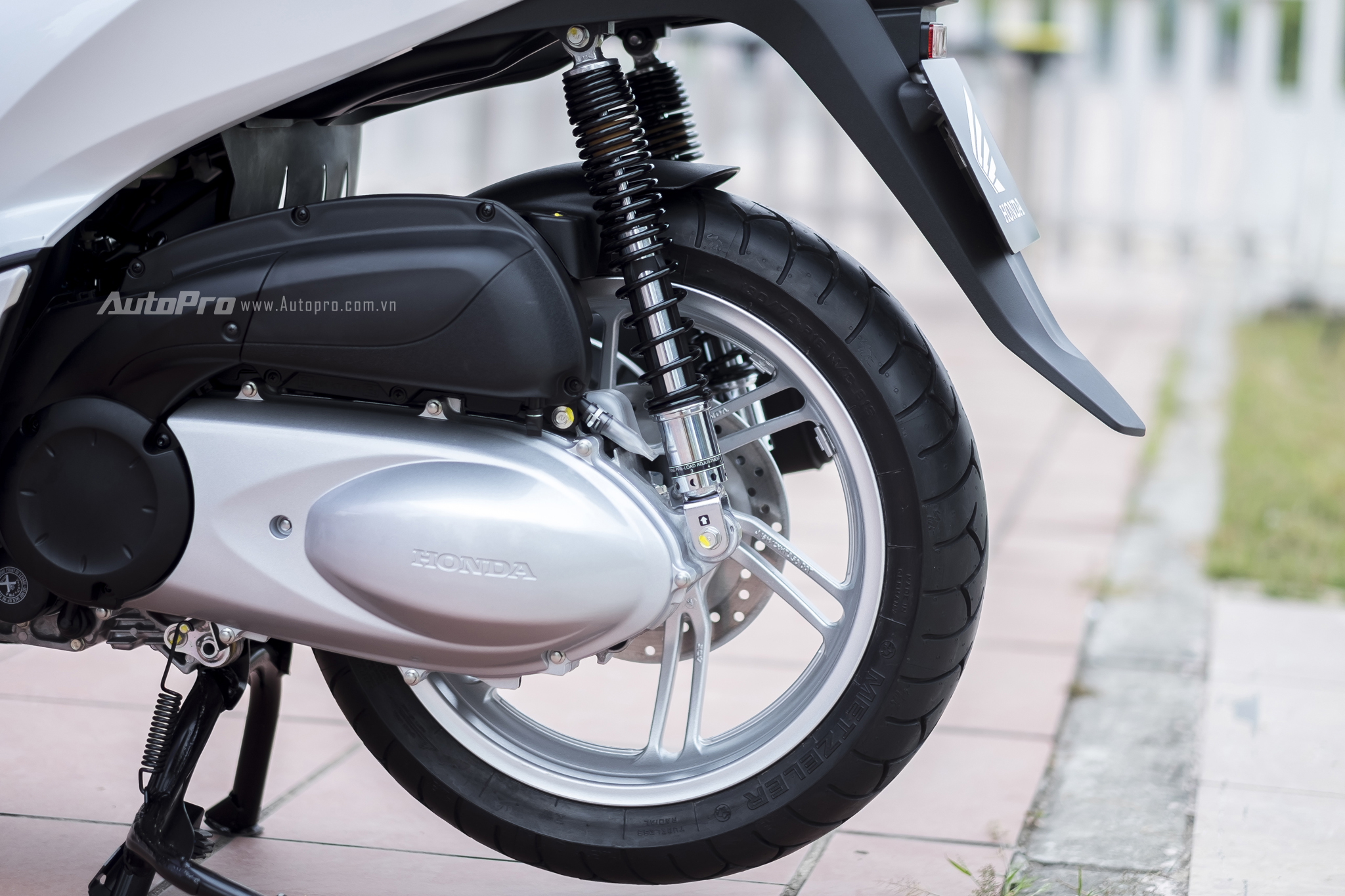  Động cơ b&ecirc;n trong Honda SH 300i l&agrave; loại SOHC được trang bị c&ocirc;ng nghệ phun xăng điện tử PGM-FI với dung t&iacute;ch 279cc. Do đ&oacute;, Honda SH 300i c&oacute; khả năng sản sinh c&ocirc;ng suất tối đa 24,8 m&atilde; lực tại v&ograve;ng tua 7.500 v&ograve;ng/ph&uacute;t v&agrave; m&ocirc;-men xoắn cực đại đạt 28,5 Nm tại v&ograve;ng tua 5.000 v&ograve;ng/ph&uacute;t. 