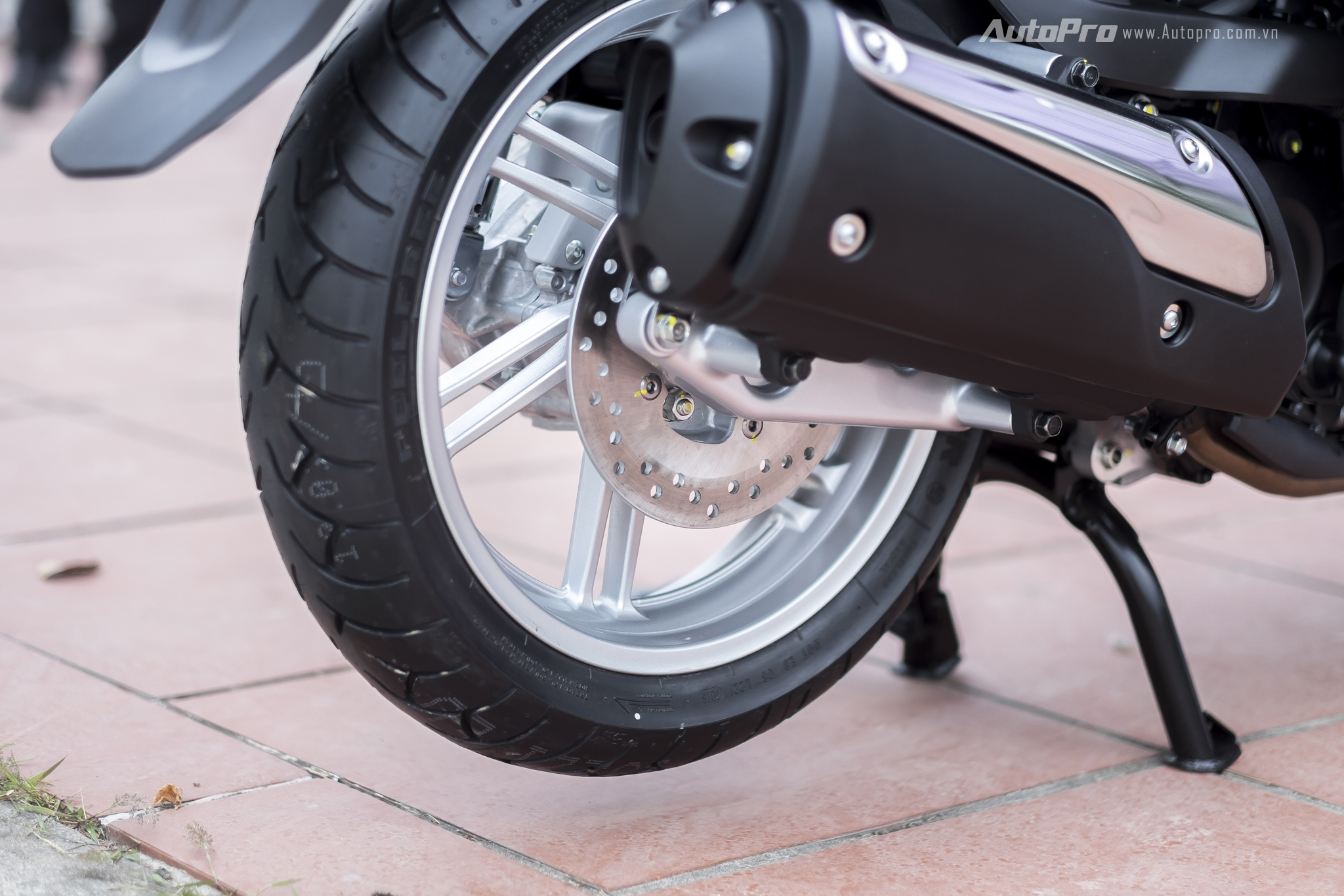  Honda SH 300i cũng được trang bị lốp cỡ lớn với v&agrave;nh hợp kim 6 chấu k&eacute;p k&iacute;ch thước 16 inch cho cả trước v&agrave; sau. 