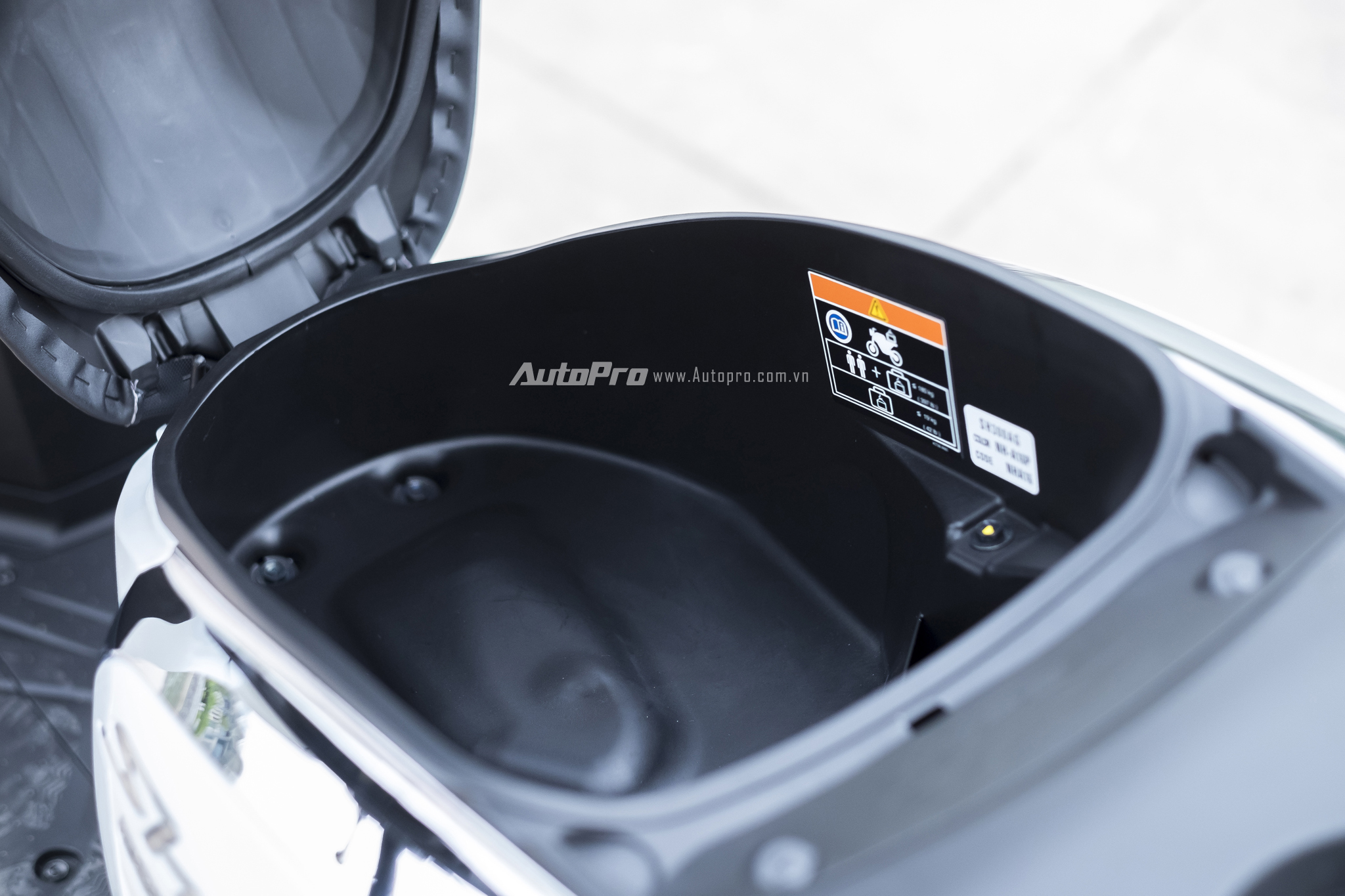  Cốp xe của Honda SH 300i c&oacute; dung t&iacute;ch 19 l&iacute;t, đựng vừa một mũ bảo hiểm full-face. 