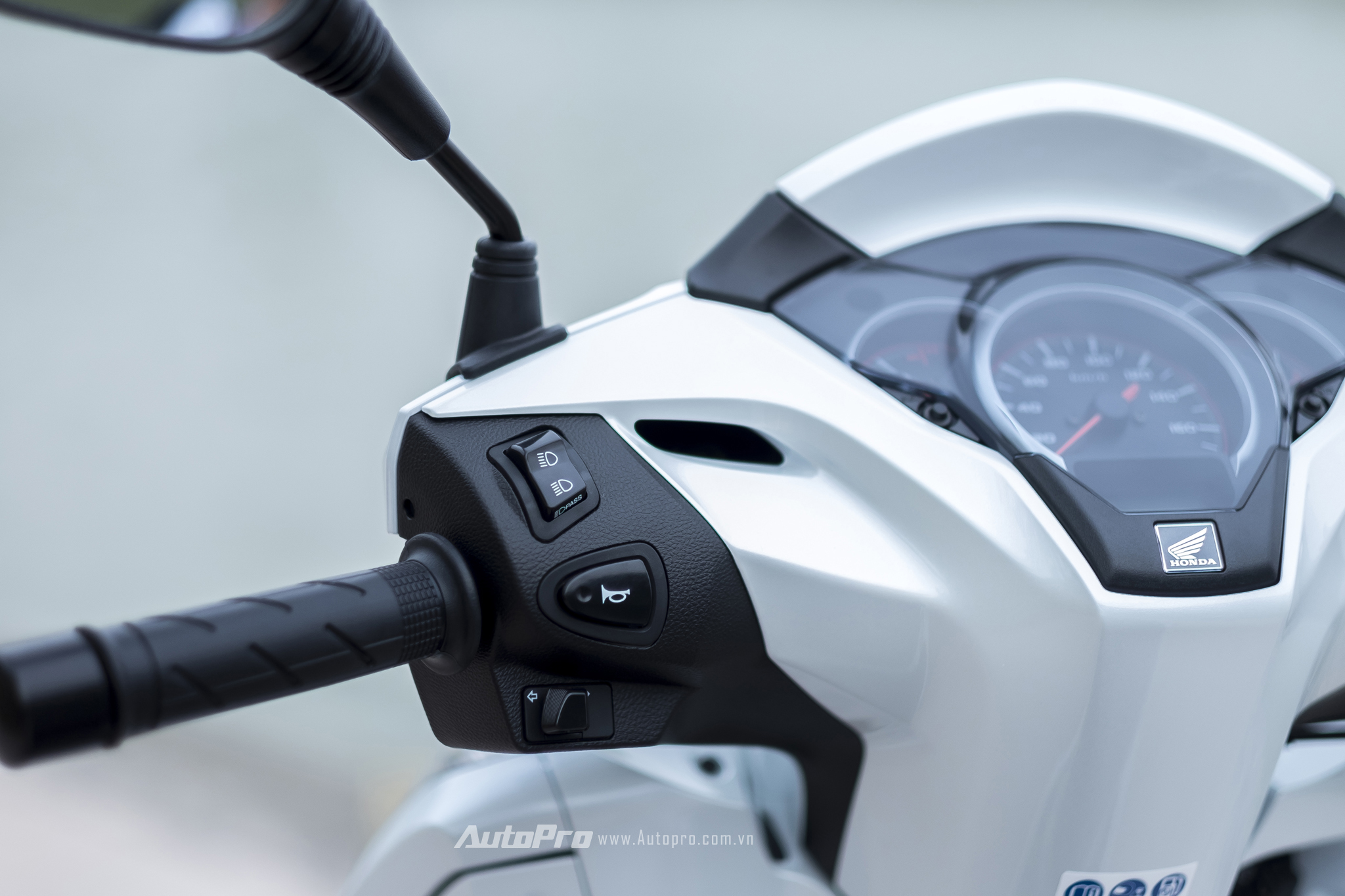  Hệ thống đ&egrave;n LED định vị v&agrave; đ&egrave;n chiếu s&aacute;ng lu&ocirc;n bật ở t&igrave;nh trạng chiếu gần theo đ&uacute;ng ti&ecirc;u chuẩn ch&acirc;u &Acirc;u. Th&ecirc;m v&agrave;o đ&oacute; l&agrave; n&uacute;t passing để nh&aacute;y đ&egrave;n pha khi cần. 