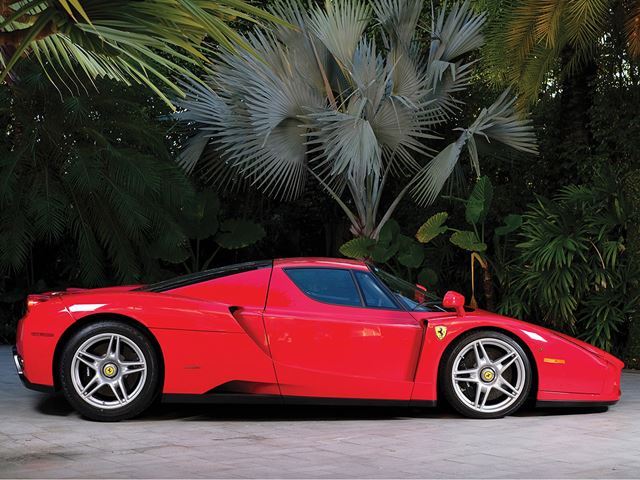 
Ferrari Enzo mang số thứ tự 399 có ngoại thất đỏ rực đi kèm là la-zăng 5 chấu đơn trong màu bạc.
