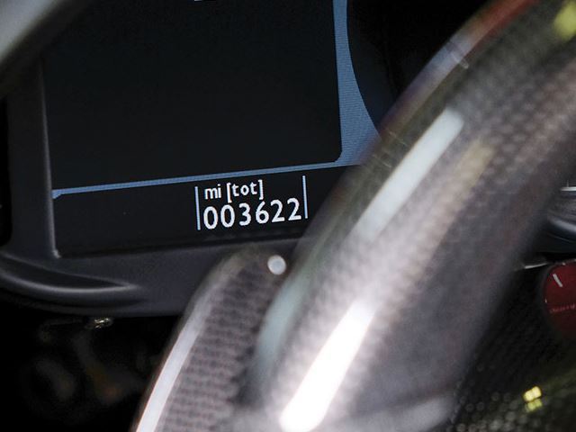 
Siêu ngựa này có số đồng hồ công tơ mét 3.622 miles tương đương 5.829 km. Với số đồng hồ như trên cùng với năm sản xuất từ 2003, có thể thấy, chiếc Enzo này gần như mới.

