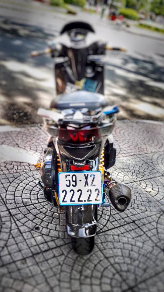 
Bản thân biển số ngũ quý 2 của chiếc xe tay ga Honda SH150i này cũng mang đến sự đẳng cấp cho biker nổi tiếng nhất Sài thành.
