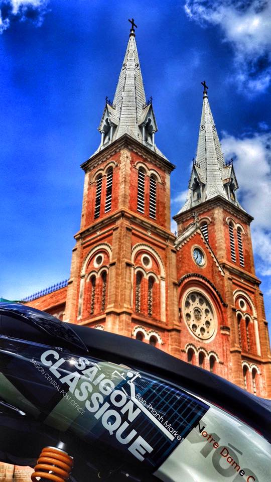 
Điểm nhấn thứ 2 trên chiếc Honda Sh150i nhập khẩu từ Ý là dàn áo được sơn airbrush với họa tiết hình Nhà thờ Đức Bà và chợ Bến Thành. Đây là 2 công trình kiến trúc có lịch sử hơn 100 năm và được coi như biểu tượng của Tp. Hồ Chí Minh.
