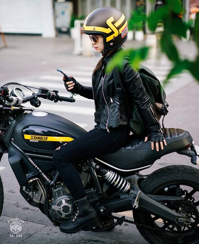Nữ biker khiến nhiều người phải ngước nhìn khi nài Ducati Scrambler trên đường Sài Gòn - Ảnh 4.
