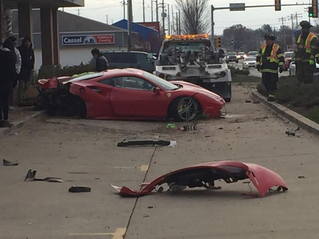 
Ferrari 488 GTB hư hỏng nặng sau vụ tai nạn.
