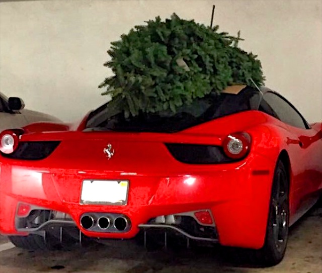 Choáng với màn vận chuyển cây Giáng sinh bằng siêu xe Ferrari 458 Italia - Ảnh 2.