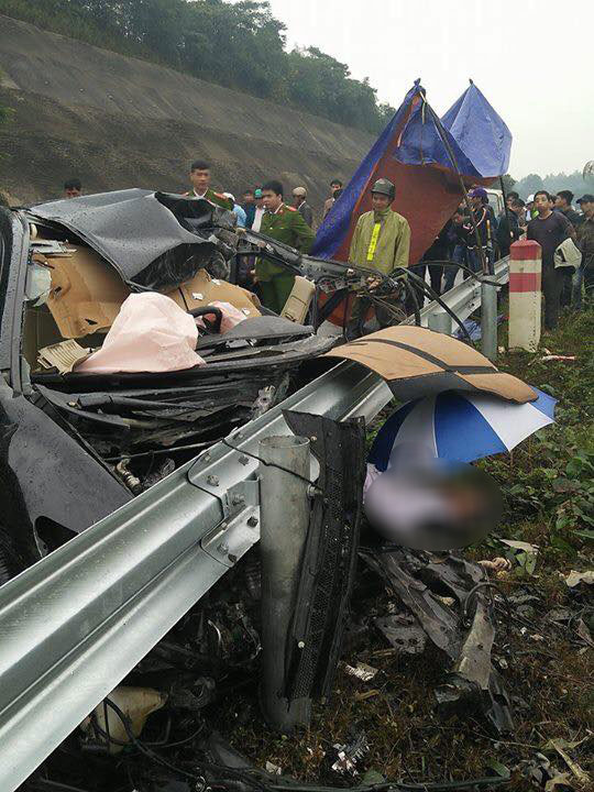 Honda Civic đâm vào dải ta-luy, một giám đốc chi nhánh ngân hàng tử vong - Ảnh 2. Honda Civic đâm vào dải ta-luy, một giám đốc chi nhánh ngân hàng tử vong - Ảnh 2.