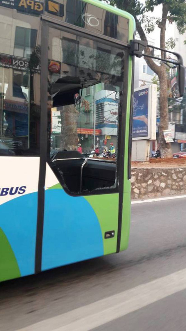 Ô tô biển xanh húc vào đuôi xe buýt nhanh BRT tại Hà Nội - Ảnh 2.