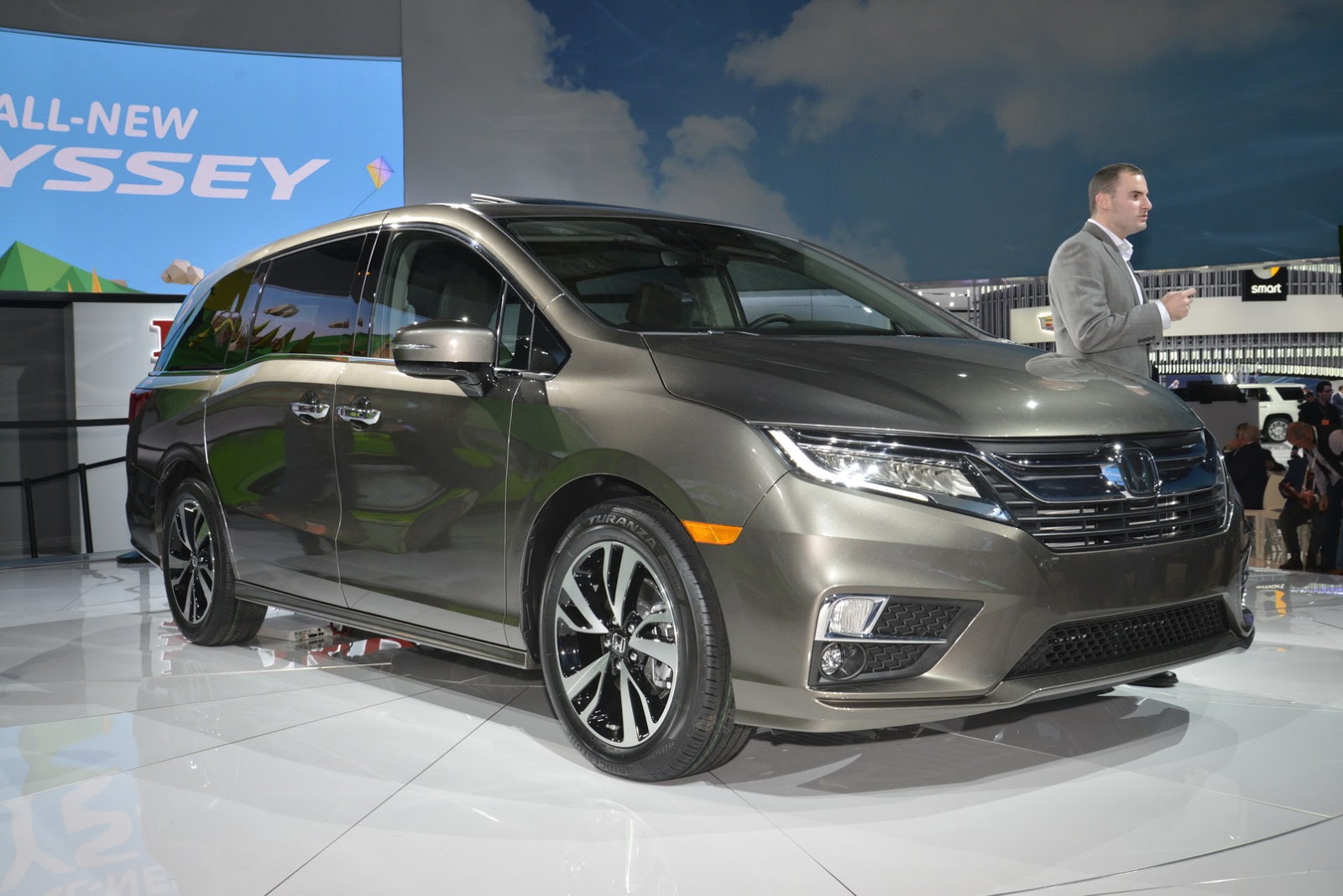 Đánh giá xe Honda Odyssey 2018 về nội ngoại thất ưu nhược điểm
