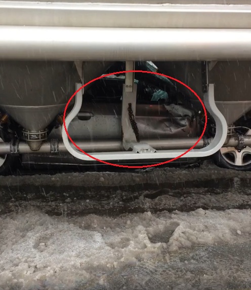 Honda Civic chui hẳn vào gầm xe bồn, người lái thoát chết thần kỳ - Ảnh 2.