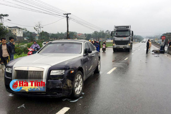 Xe sang Rolls-Royce Ghost gây tai nạn liên hoàn tại Hà Tĩnh - Ảnh 1.