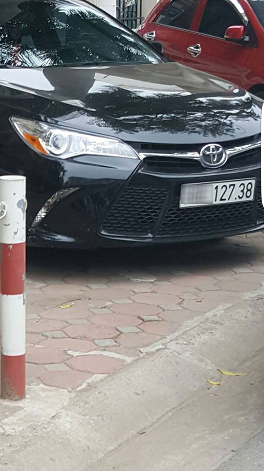 Hai chiếc Toyota Camry tại Hà Nội đeo biển số giống hệt nhau gây xôn xao - Ảnh 3.