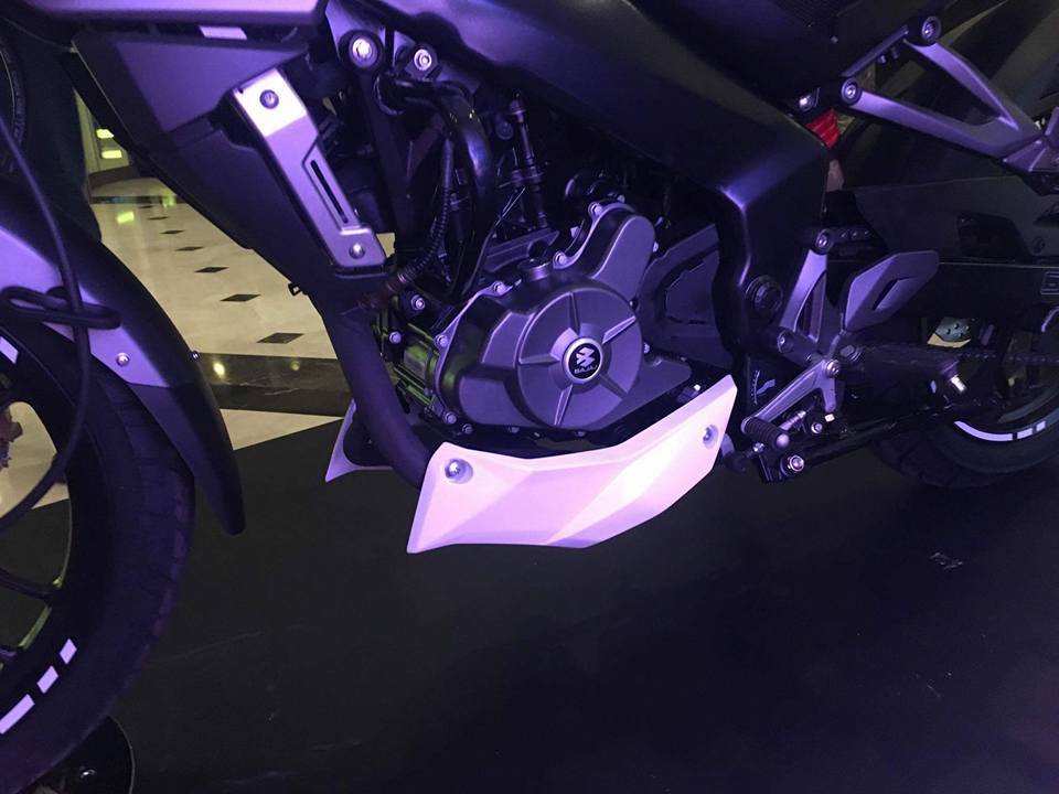 Xe naked bike Bajaj Pulsar 200NS 2017 ra mắt, giá từ 32,4 