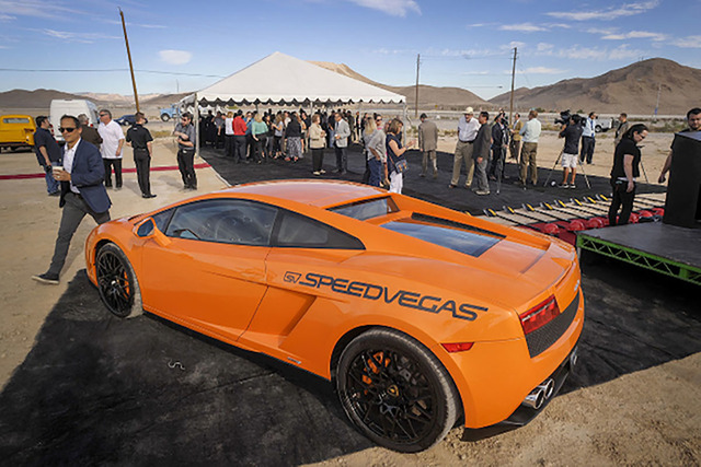 Lamborghini bốc cháy trong sự kiện trải nghiệm siêu xe trên đường đua - Ảnh 2. Lamborghini bốc cháy trong sự kiện trải nghiệm siêu xe trên đường đua - Ảnh 2.