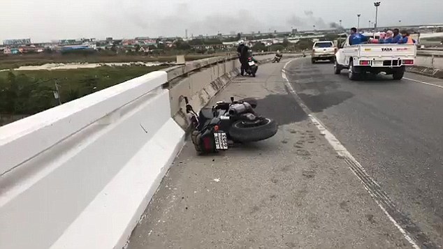 Rơi từ cầu vượt xuống đất, biker đi mô tô tử vong - Ảnh 3.