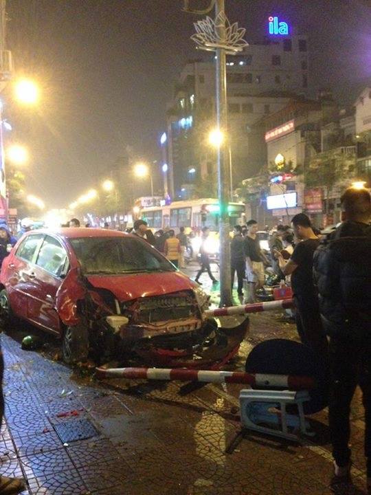 Khoảnh khắc kinh hoàng khi Toyota Yaris đâm liên hoàn khiến 6 người bị thương tại Hà Nội - Ảnh 1.