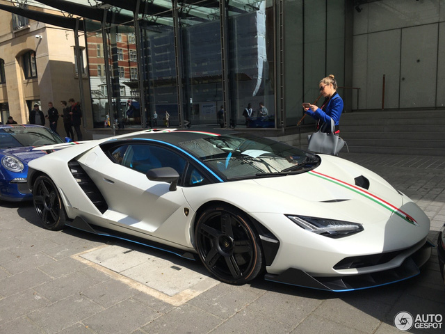 Siêu phẩm Lamborghini Centenario của Hoàng gia Qatar chăm chỉ đánh bóng mặt đường - Ảnh 4.
