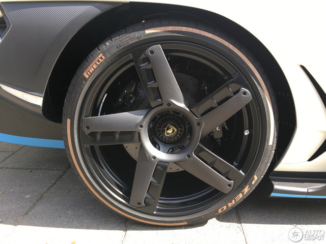 Siêu phẩm Lamborghini Centenario của Hoàng gia Qatar chăm chỉ đánh bóng mặt đường - Ảnh 6.