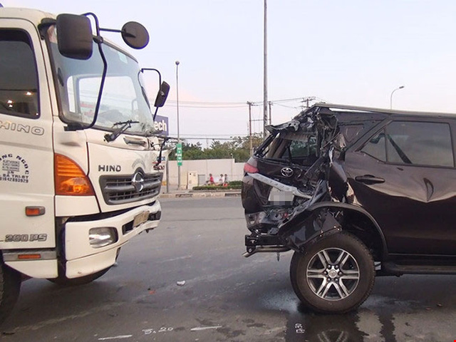Lại thêm Toyota Fortuner 2017 bị tai nạn tại Việt Nam - Ảnh 3.