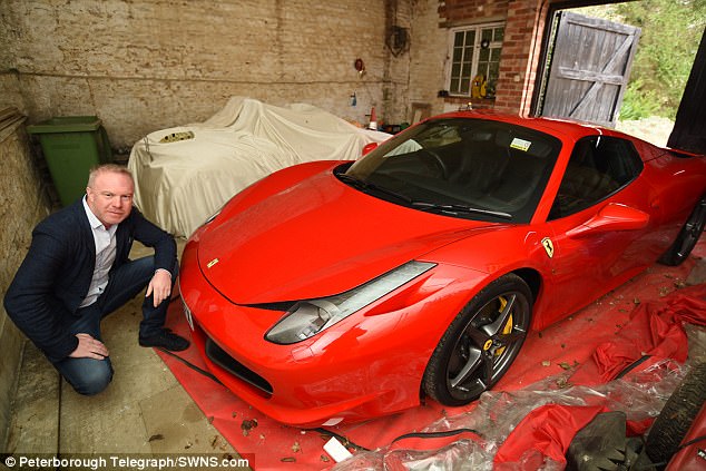 Ferrari 458 Spider sập ổ gà, chủ xe được đền 282 triệu Đồng - Ảnh 1.