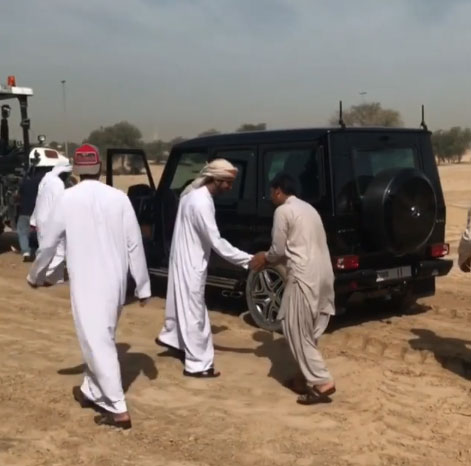 Thái tử điển trai dùng Mercedes-AMG G63 kéo ô tô tải bị mắc kẹt trên sa mạc - Ảnh 5.