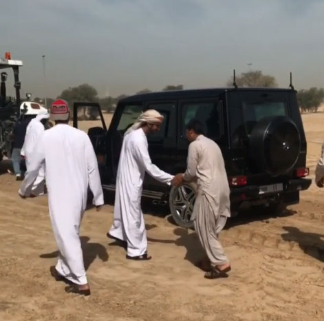 Thái tử điển trai dùng Mercedes-AMG G63 kéo ô tô tải bị mắc kẹt trên sa mạc - Ảnh 5. Thái tử điển trai dùng Mercedes-AMG G63 kéo ô tô tải bị mắc kẹt trên sa mạc - Ảnh 5.