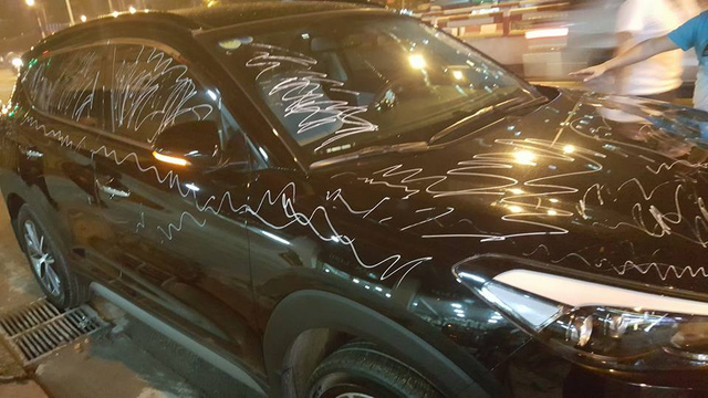 Người phụ nữ vẽ kín lên xe Hyundai Tucson tại Hà Nội phải đền 13 triệu Đồng  - Ảnh 1.