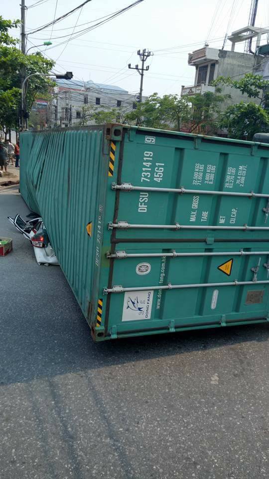 Nam Định: Xe container lật ngang, đè nát Toyota Yaris, ít nhất 2 người tử vong - Ảnh 1.